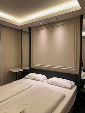 Hochwertige Bettwaren, Daunenbettdecken, Pillowtop-Betten, Minibar