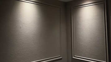 Ropa de cama de alta calidad, edredón, camas con pillow-top y minibar