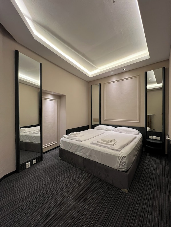 Hochwertige Bettwaren, Daunenbettdecken, Pillowtop-Betten, Minibar