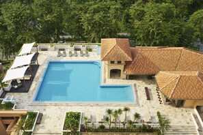 Piscine extérieure, chaises longues