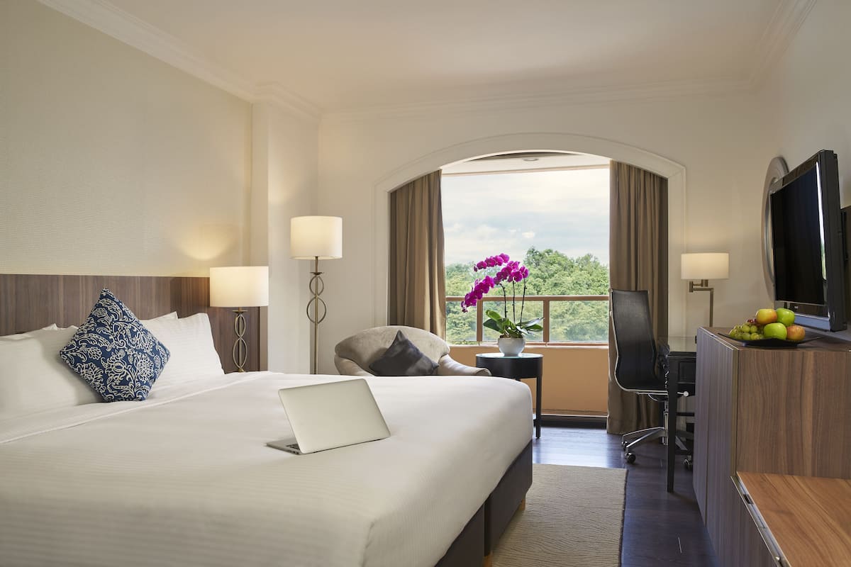 Deluxe Room | In-room safe, desk, blackout drapes, soundproofing