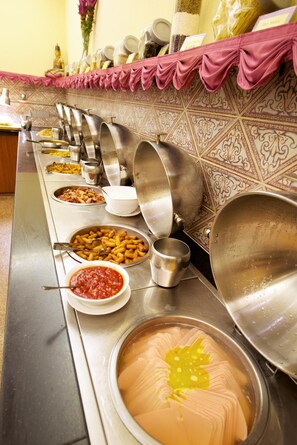 3 restaurants, breakfast, lunch, dinner served; Chinese cuisine