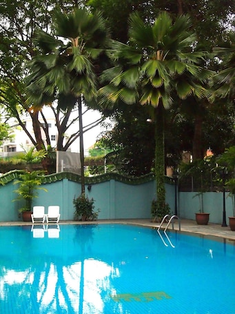 Una piscina al aire libre. Hotel Royal