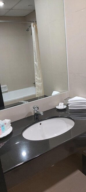 Bañera con ducha, artículos de tocador gratuitos, secador de pelo
