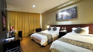 ห้องแฟมิลี่ (1 Double Bed and 1 Single Bed) | เตียง Select Comfort, มินิบาร์, ตู้นิรภัยในห้องพัก, โต๊ะทำงาน