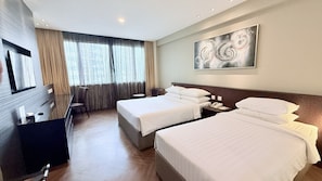 ファミリー ルーム (1 Double Bed and 1 Single Bed) | 羽毛の掛け布団、ピロートップベッド、ミニバー、セーフティボックス (室内)