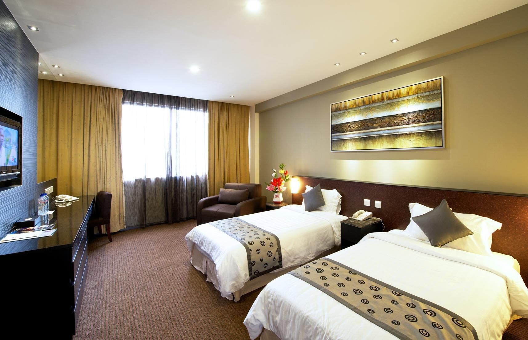 Down comforters, pillowtop beds, minibar, in-room safe