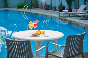 Outdoor pool - Hotel Royal (Singapore)