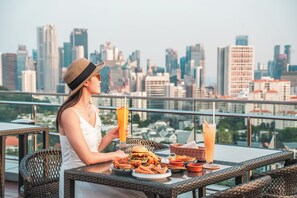 In-room safe, desk, blackout drapes, iron/ironing board - JEN Singapore Orchardgateway by Shangri-La (Singapore)