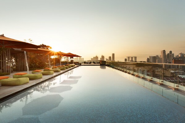 Una piscina al aire libre, cabañas de piscina gratuitas, sombrillas