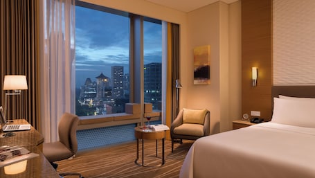 In-room safe, desk, blackout drapes, iron/ironing board. JEN Singapore Orchardgateway by Shangri-La