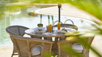 Breakfast, lunch and dinner served