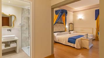 Quintuple room | Biancheria da letto di alta qualità, minibar, una cassaforte in camera