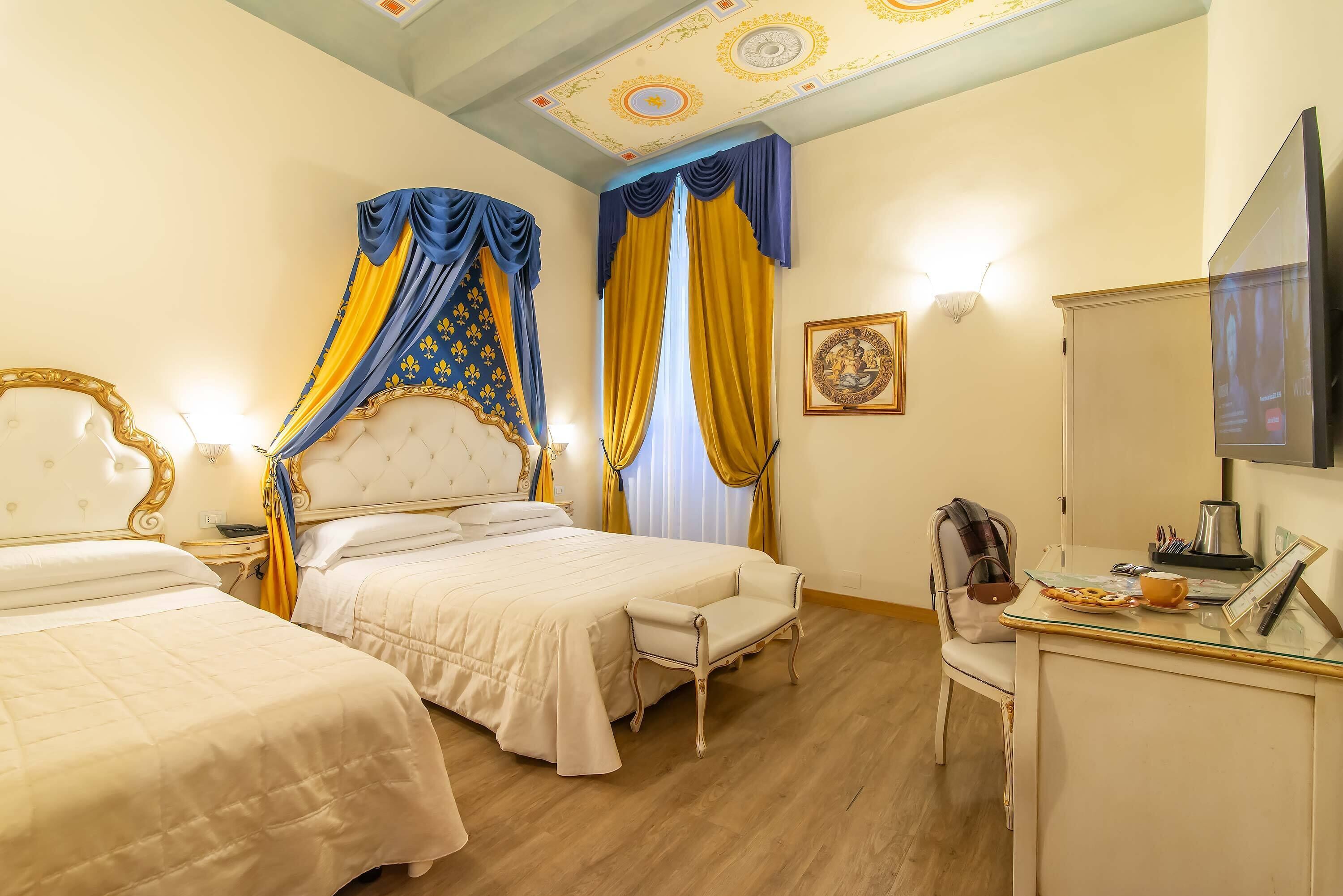 Kamar Triple Standar | Seprai premium, minibar, brankas, dan meja kerja