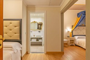 Quintuple room | Premium bedding, minibar, in-room safe, desk - Porta Faenza Hotel (Florence)