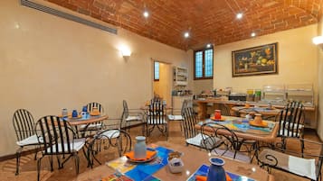 Petit déjeuner buffet (8 EUR par personne)