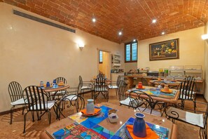 Petit déjeuner buffet (8 EUR par personne)