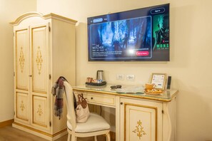 Standard Triple Room | Premium bedding, minibar, in-room safe, desk - Porta Faenza Hotel (Florence)