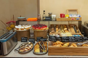 Bữa sáng buffet hàng ngày với phụ phí nhỏ