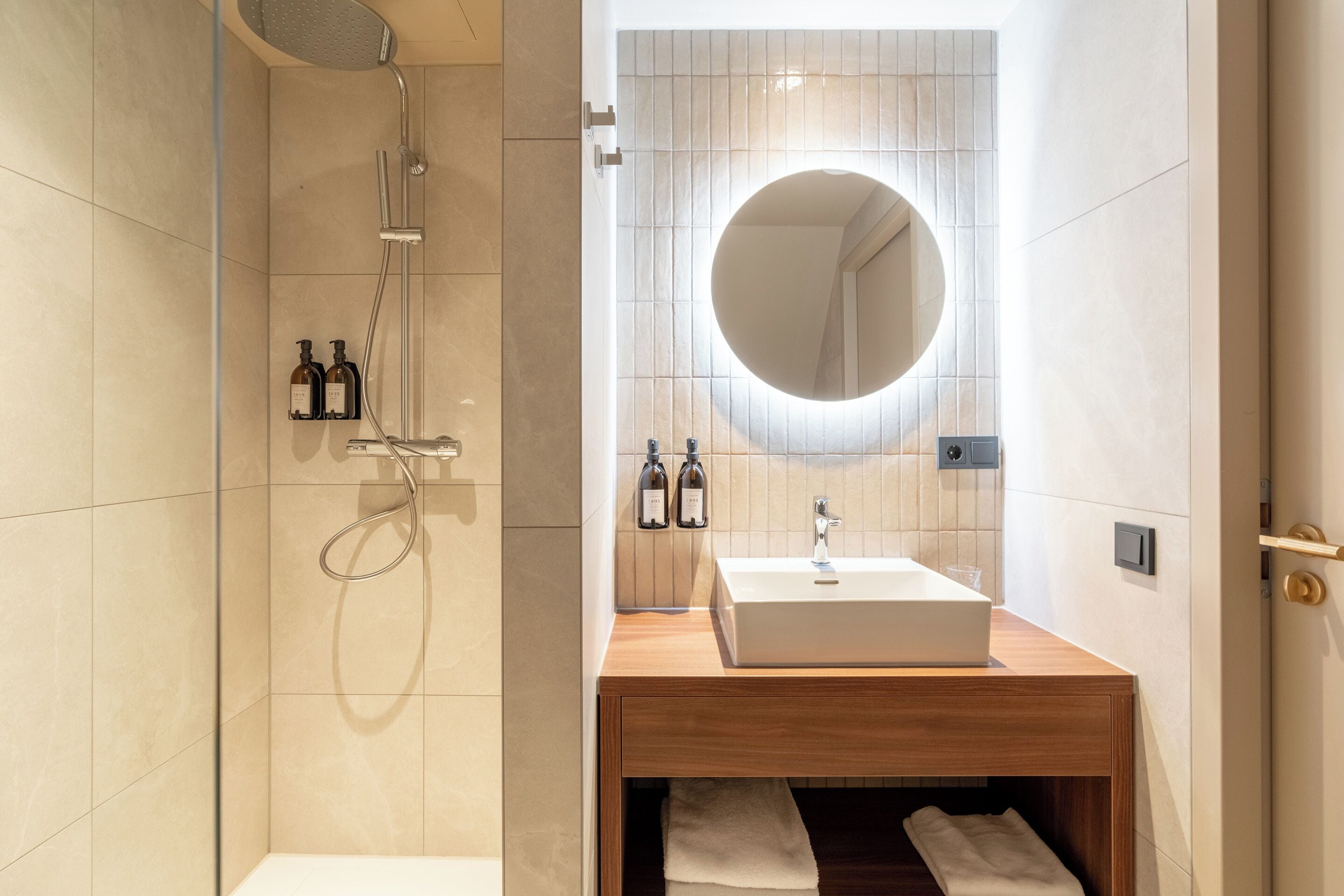 Cosy Room | Phòng tắm | Đồ dùng nhà tắm được thiết kế riêng, máy sấy tóc, khăn tắm 