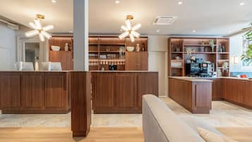 Una cucina moderna con mobili in legno, un'isola centrale e luci a sospensione.