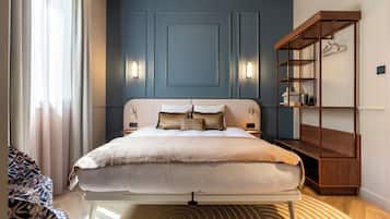 Ein Schlafzimmer mit Bett, Nachttischen, einer eingebauten Holzablage und einem gemusterten Teppich.