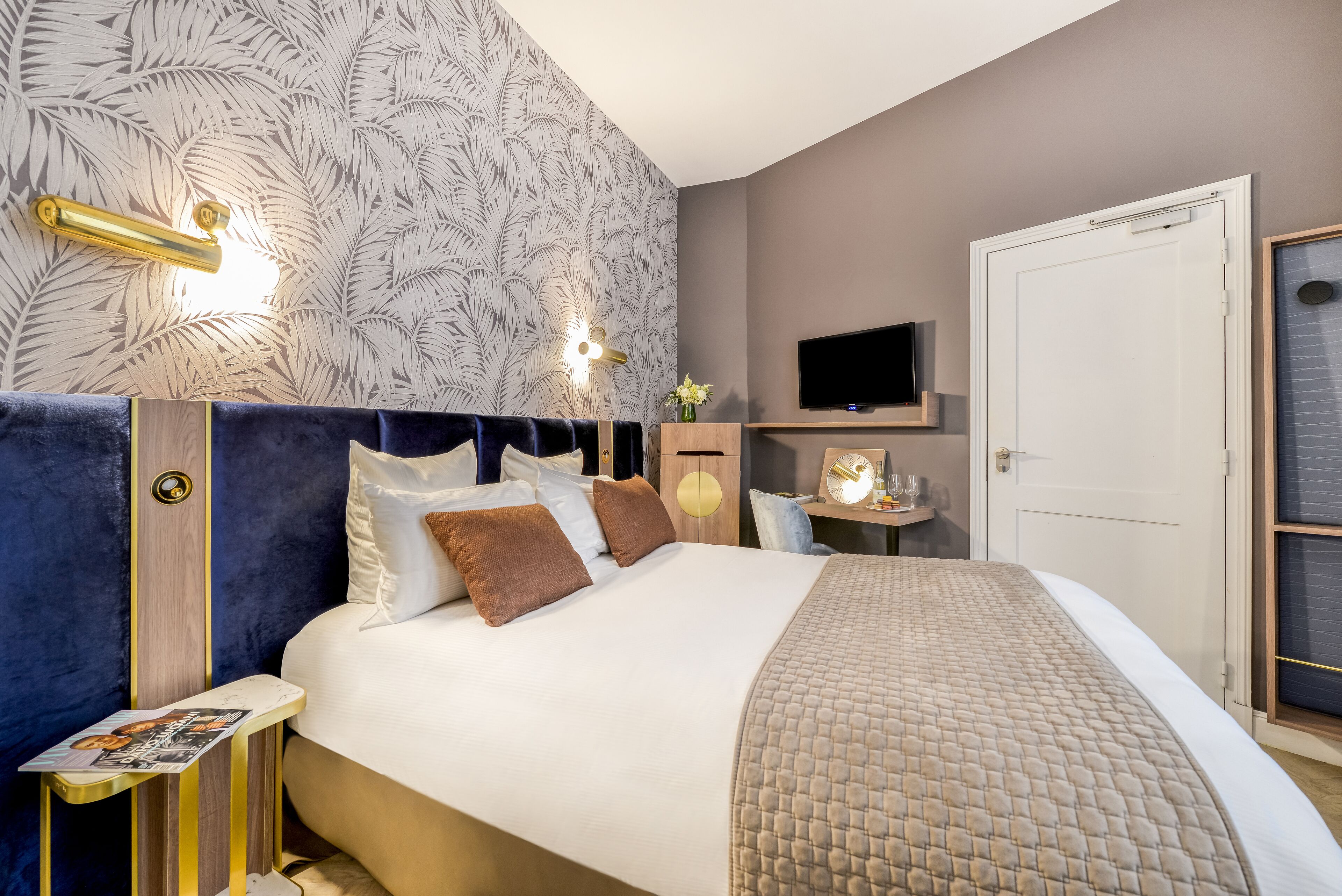 classic room | minibar, in-room safe, desk, blackout curtains