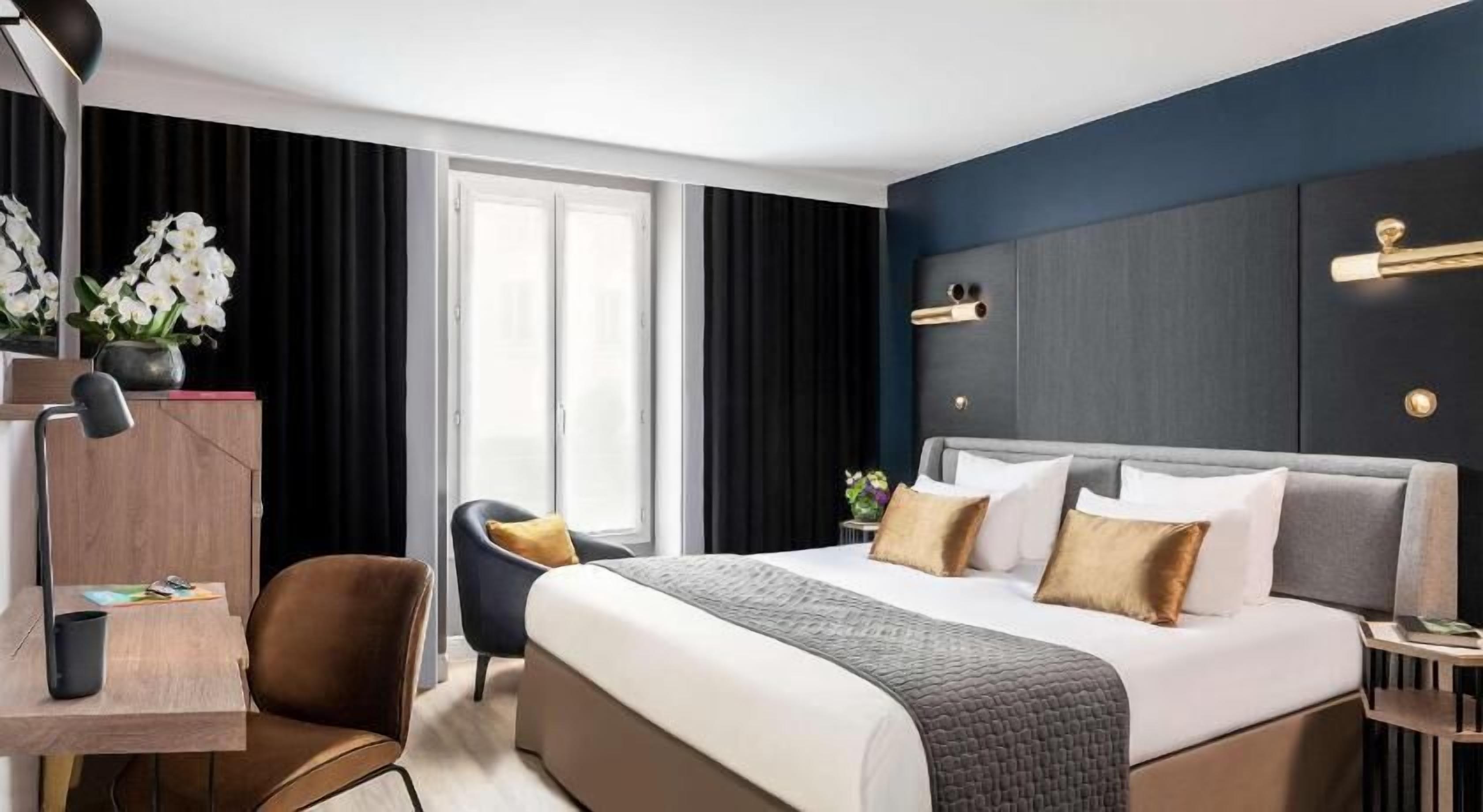 Frigobar, cofres nos quartos, escrivaninha, cortinas blackout