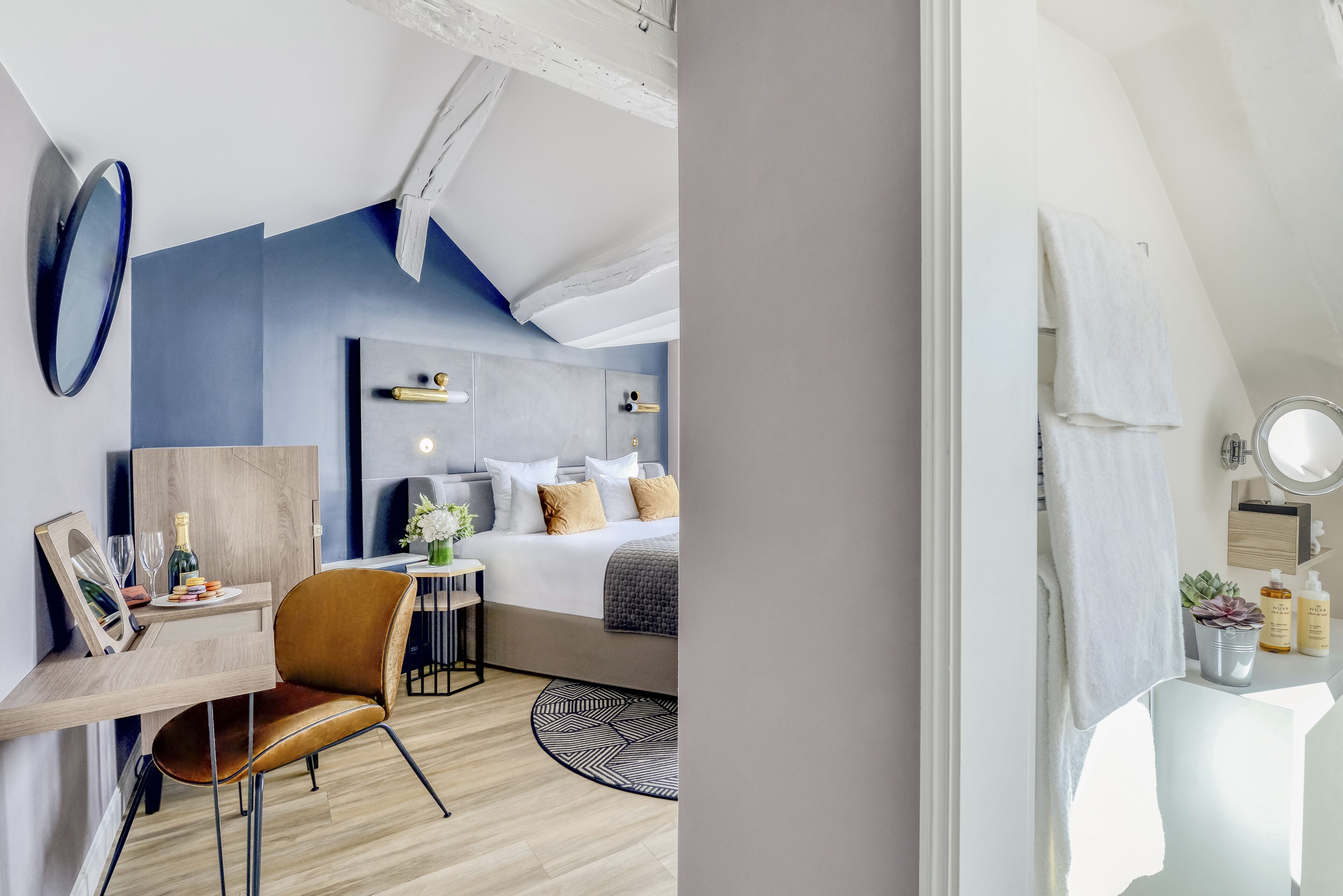 executive room | minibar, in-room safe, desk, blackout curtains