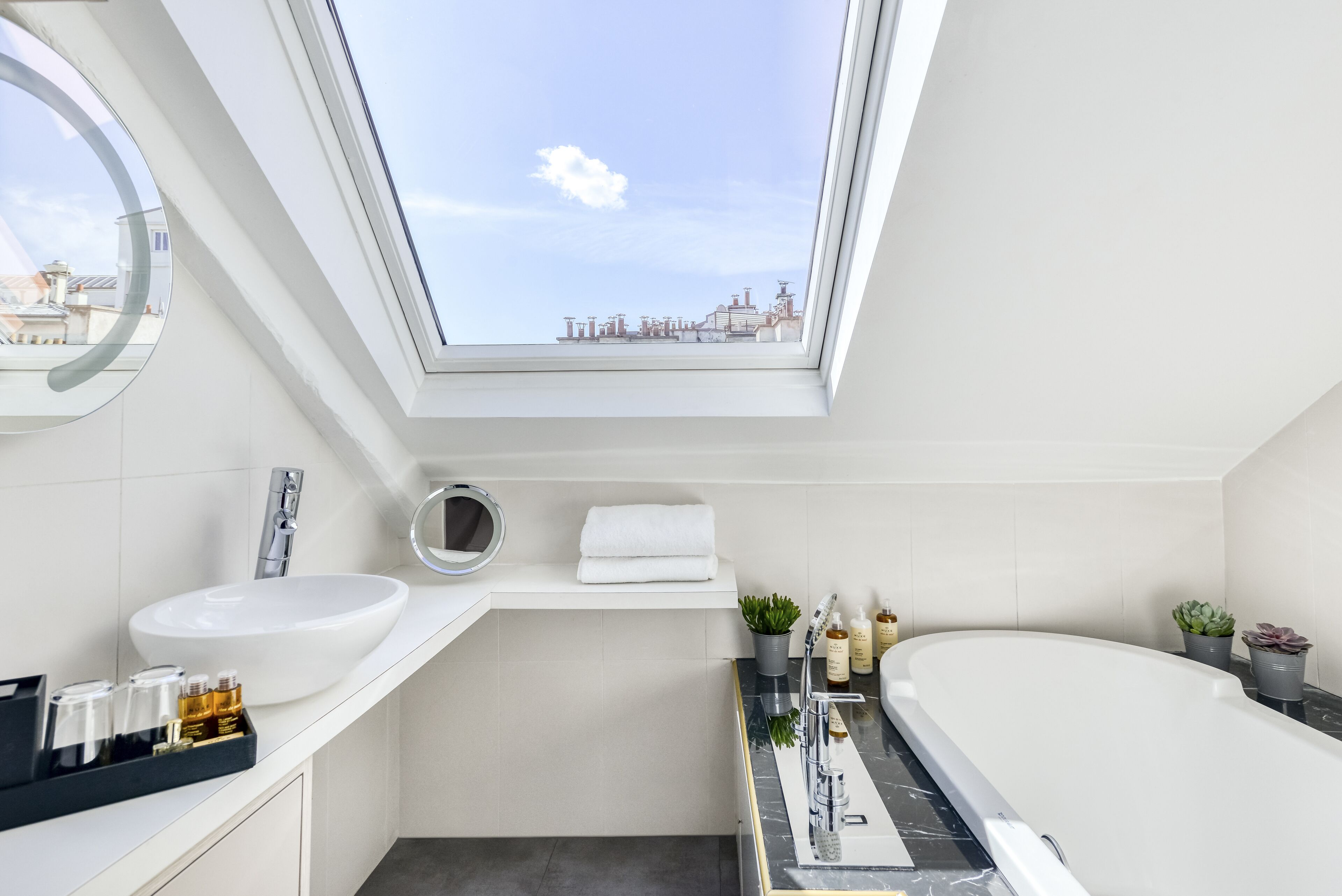 Kostenlose Toilettenartikel, Haartrockner, Bademäntel, Hausschuhe