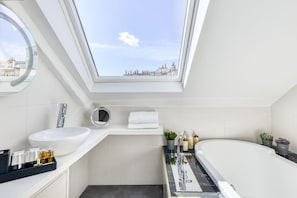 Gratis toiletartikelen, een haardroger, badjassen, pantoffels