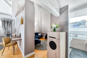 Executive Room | Minibar, in-room safe, desk, blackout drapes