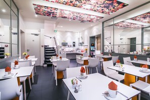 Tägliches Frühstücksbuffet (19 EUR pro Person)