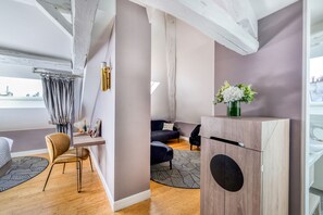 Een minibar, een kluis op de kamer, een bureau, verduisterende gordijnen