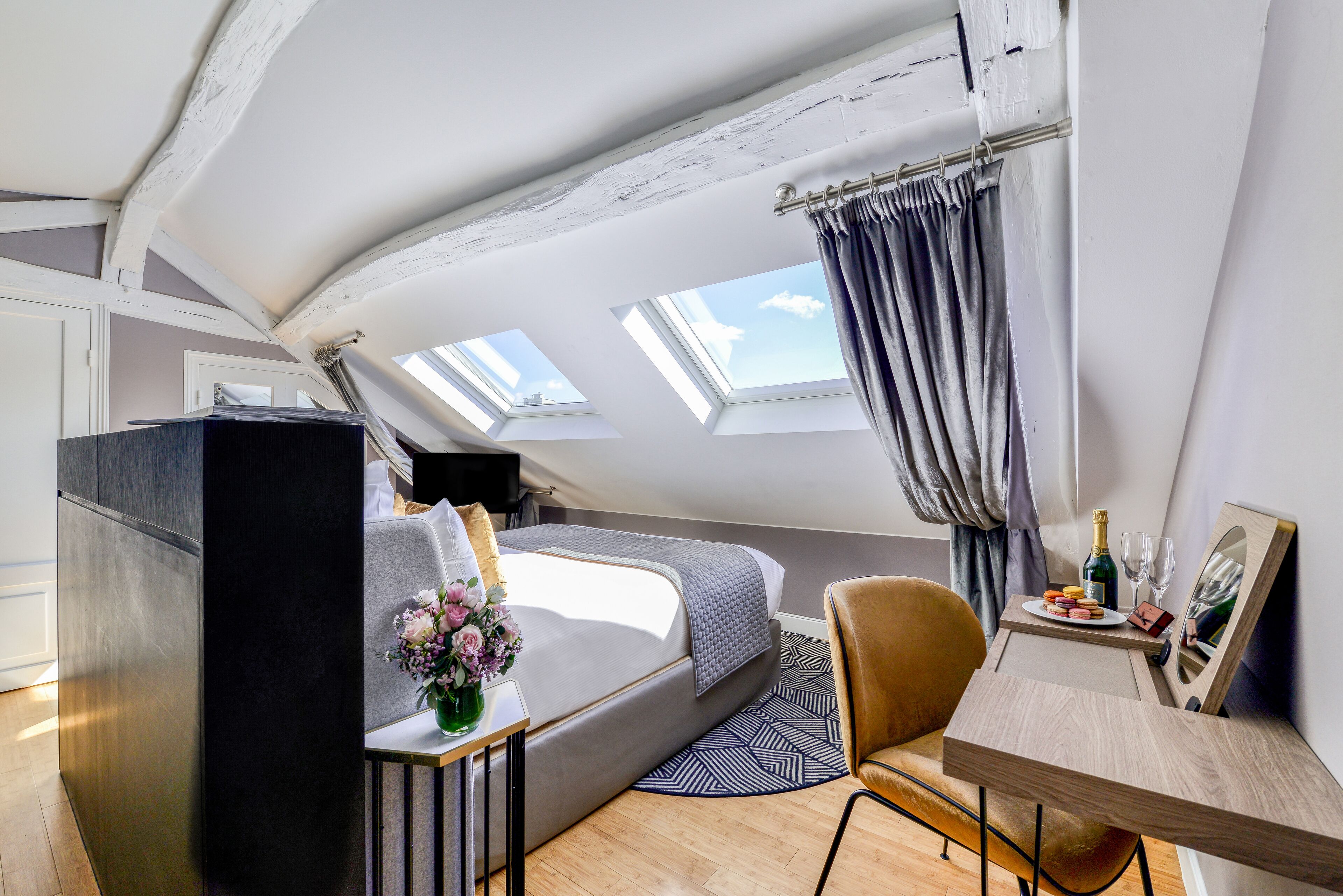 executive room | minibar, in-room safe, desk, blackout curtains