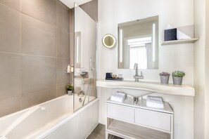 Deluxe-Zimmer | Badezimmer | Kostenlose Toilettenartikel, Haartrockner, Bademäntel, Hausschuhe