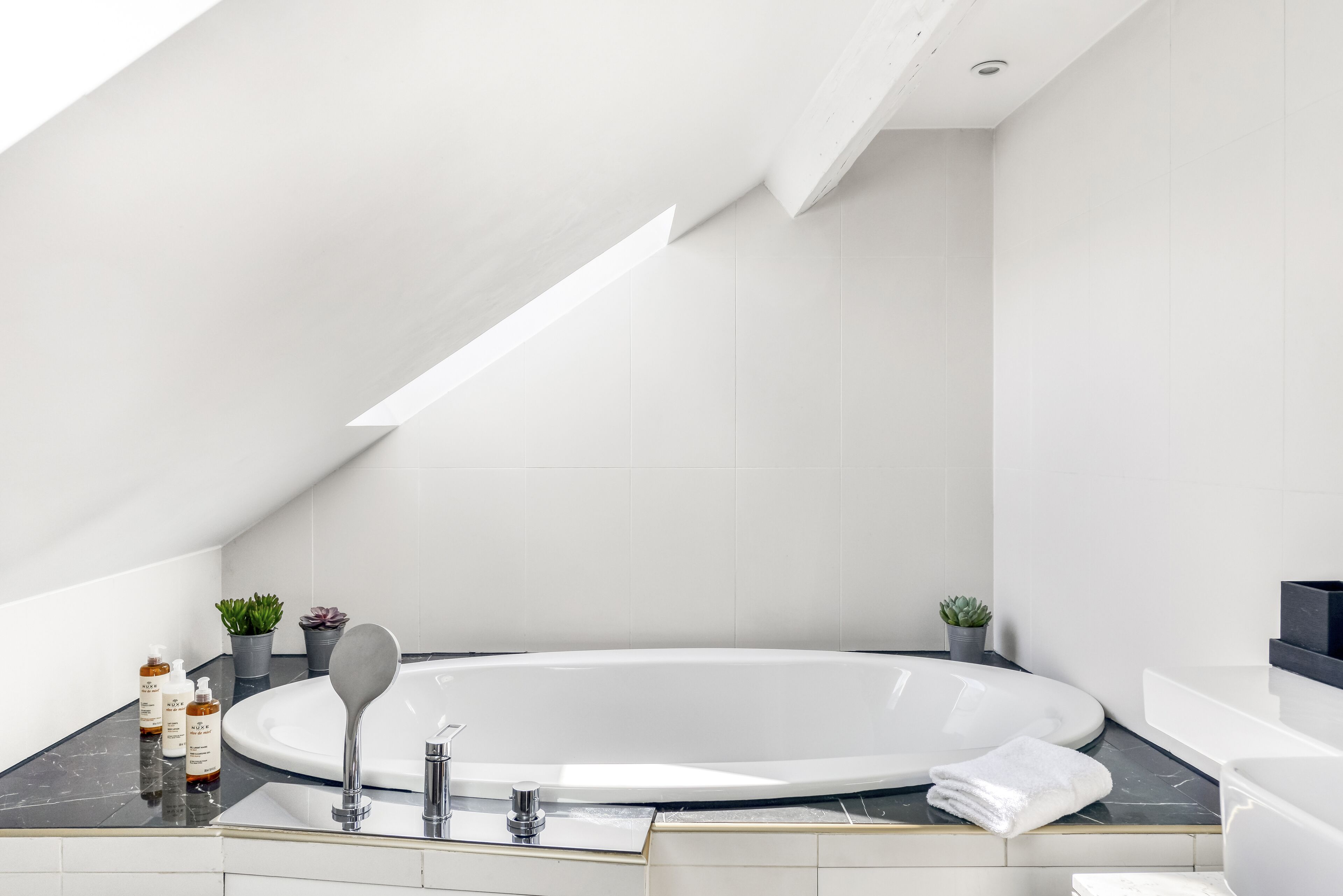 executive room | bathroom | free toiletries, hair dryer, bathrobes, slippers