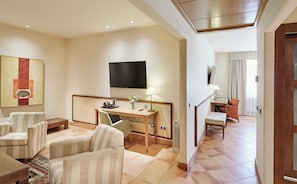 Minibar, coffres-forts dans les chambres, bureau, rideaux occultants