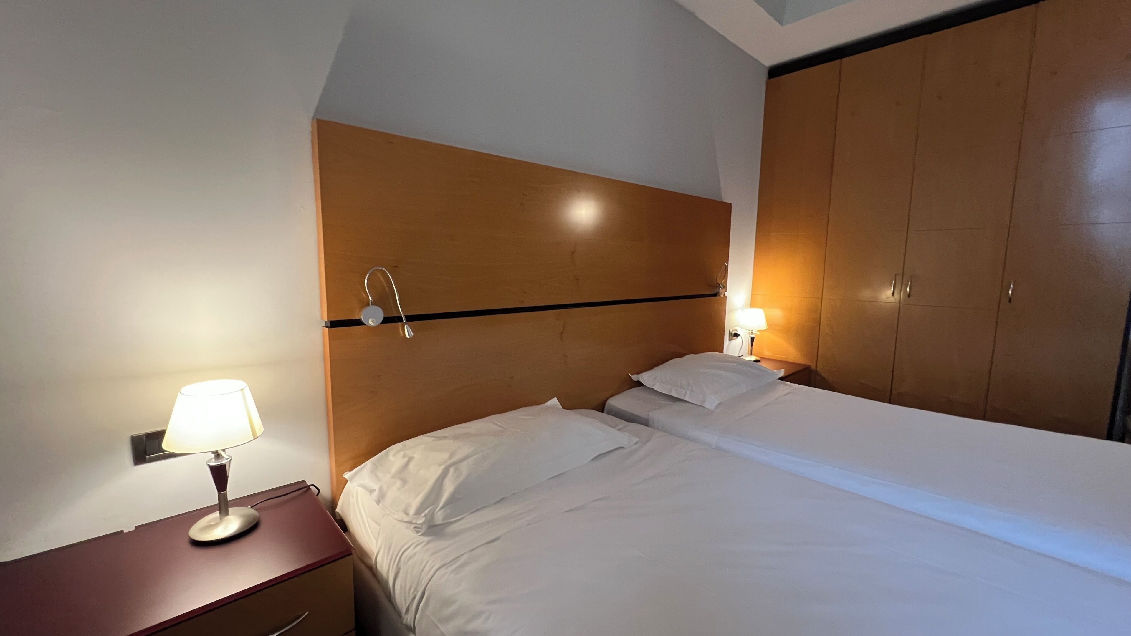 Standard Twin Room | Minibar, in-room safe, desk, blackout drapes