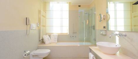 Une salle de bain moderne avec une baignoire, un lavabo et des toilettes.