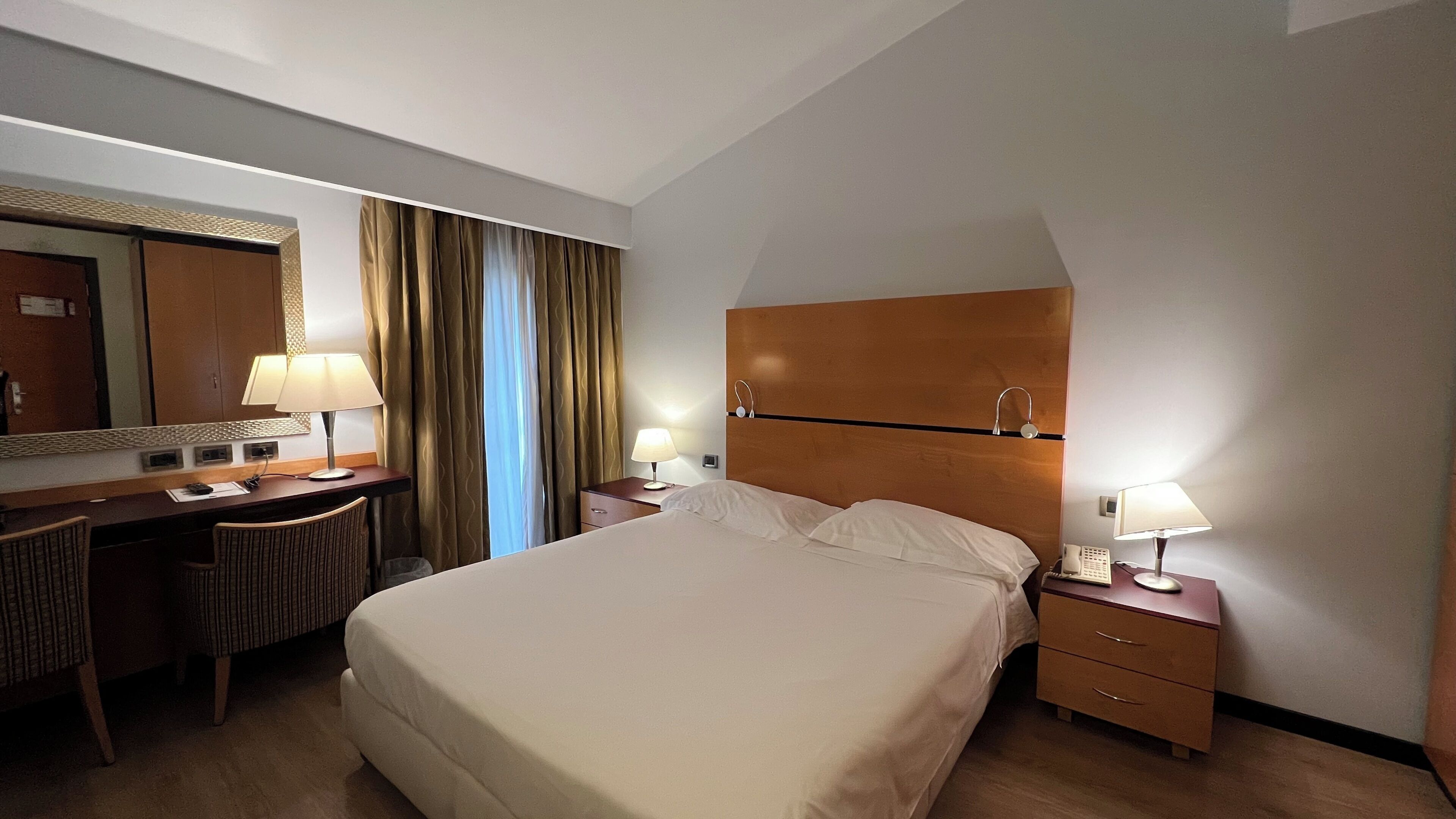 Connecting Room | Minibar, in-room safe, desk, blackout drapes