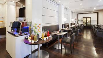 Morgenmadsbuffet hver dag (8 EUR pr. person)