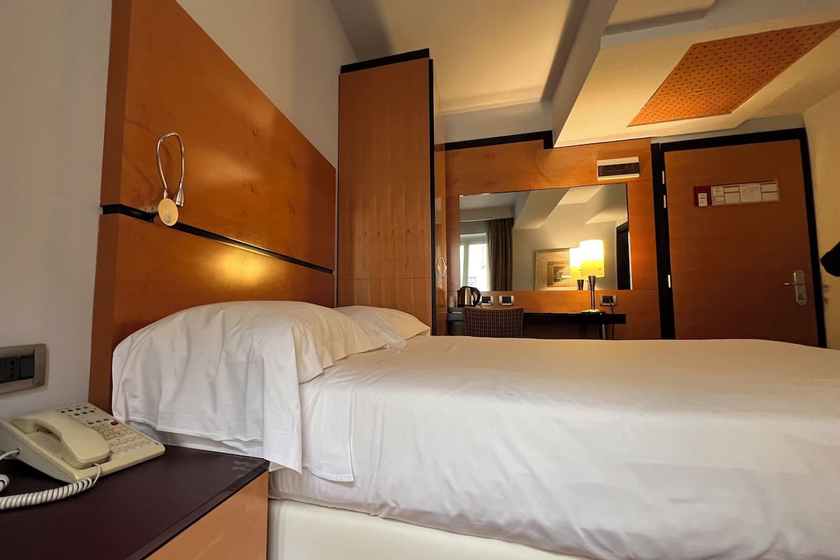 Minibar, Zimmersafe, Schreibtisch, Verdunkelungsvorhänge