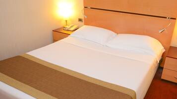 Minibar, Zimmersafe, Schreibtisch, VerdunkelungsvorhÀnge