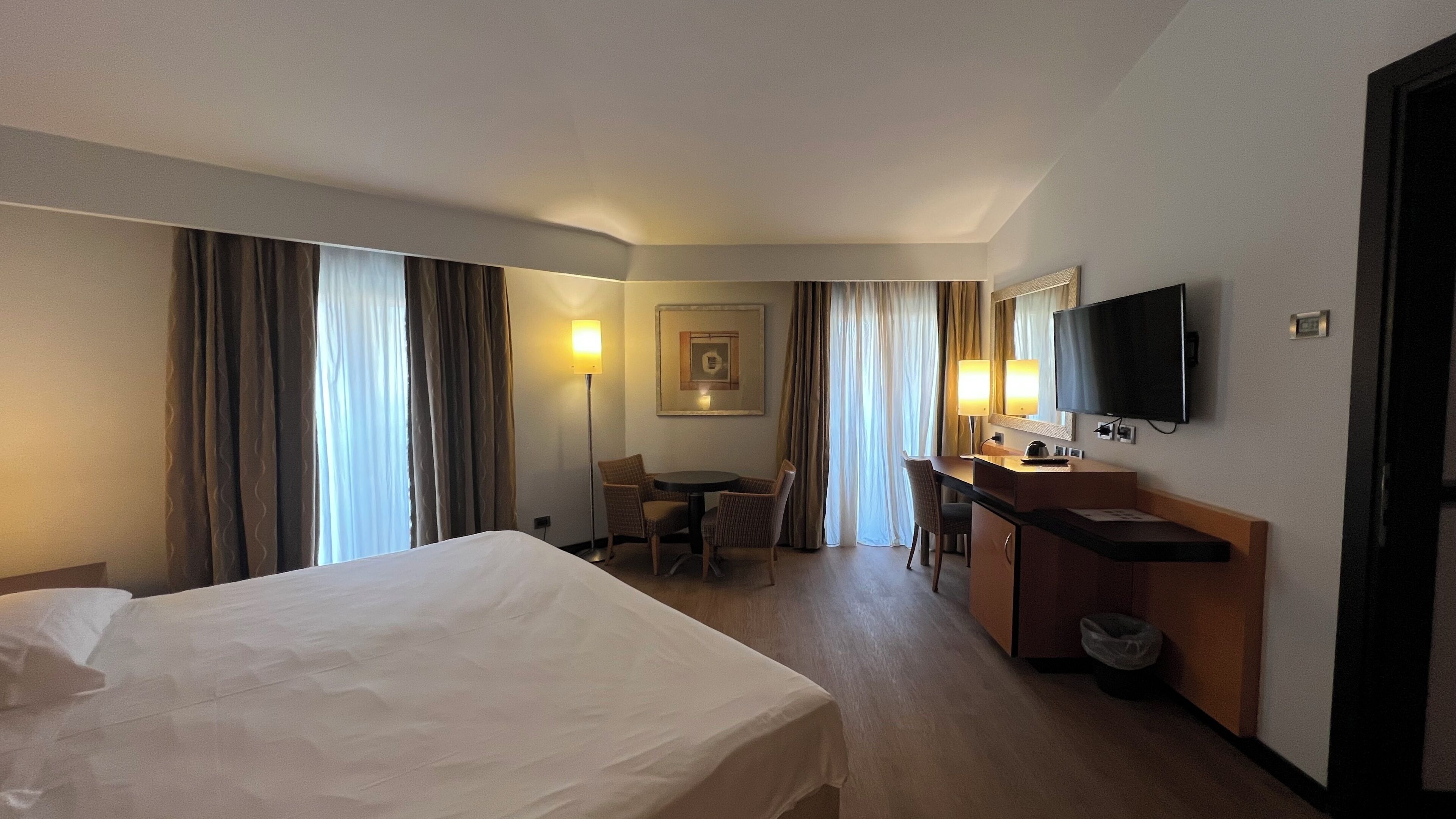 Junior Suite | Minibar, in-room safe, desk, blackout drapes