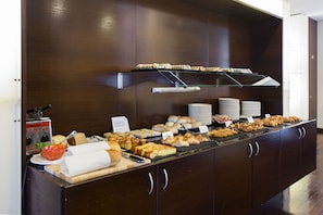 Buffet déjeuner (7 EUR par personne)