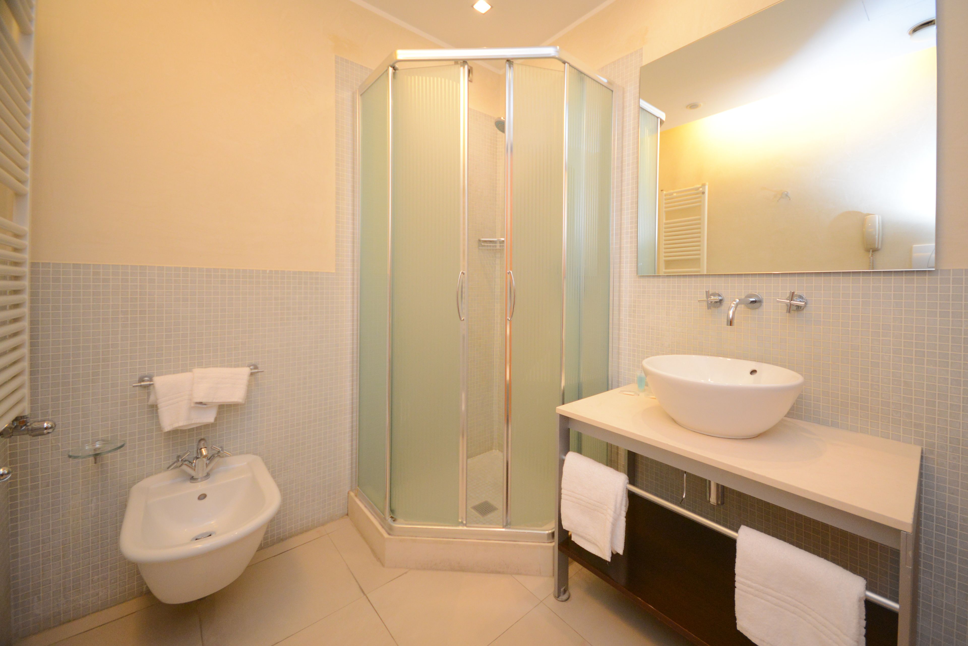 triple room | bathroom | free toiletries, hair dryer, bidet, towels