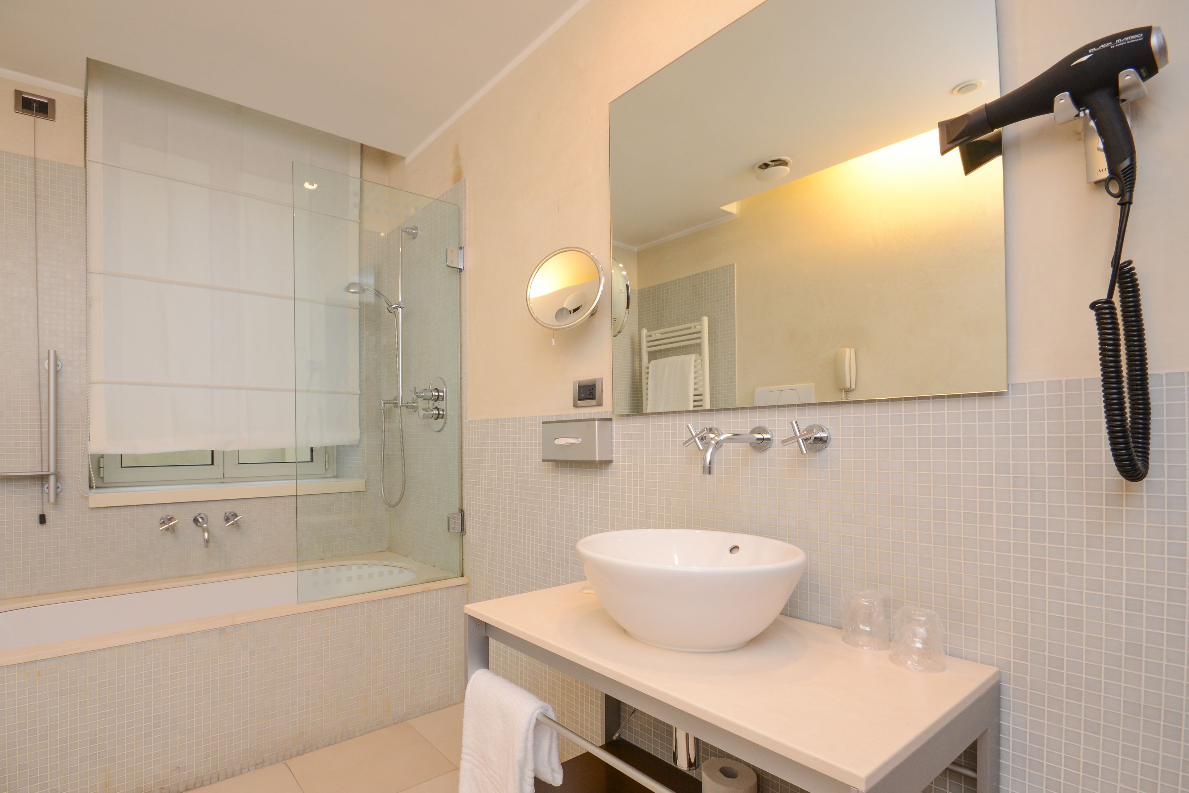 superior double room | bathroom | free toiletries, hair dryer, bidet, towels