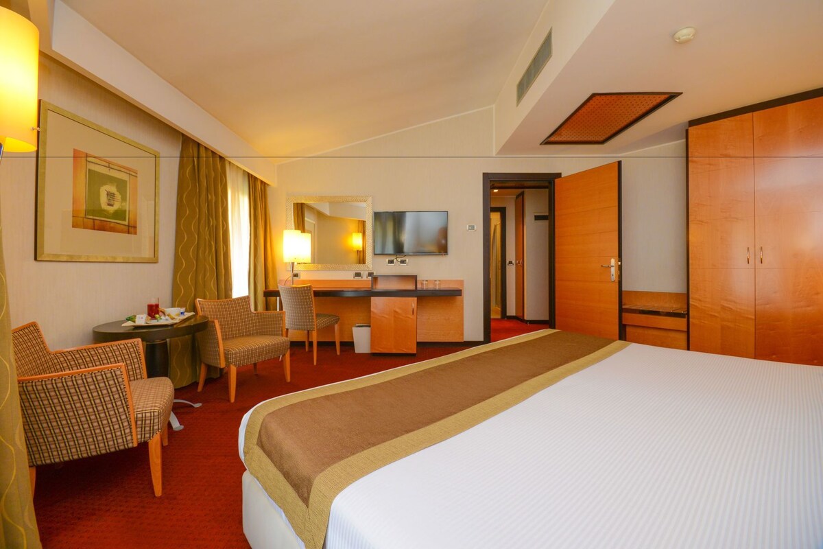 Minibar, in-room safe, desk, blackout drapes