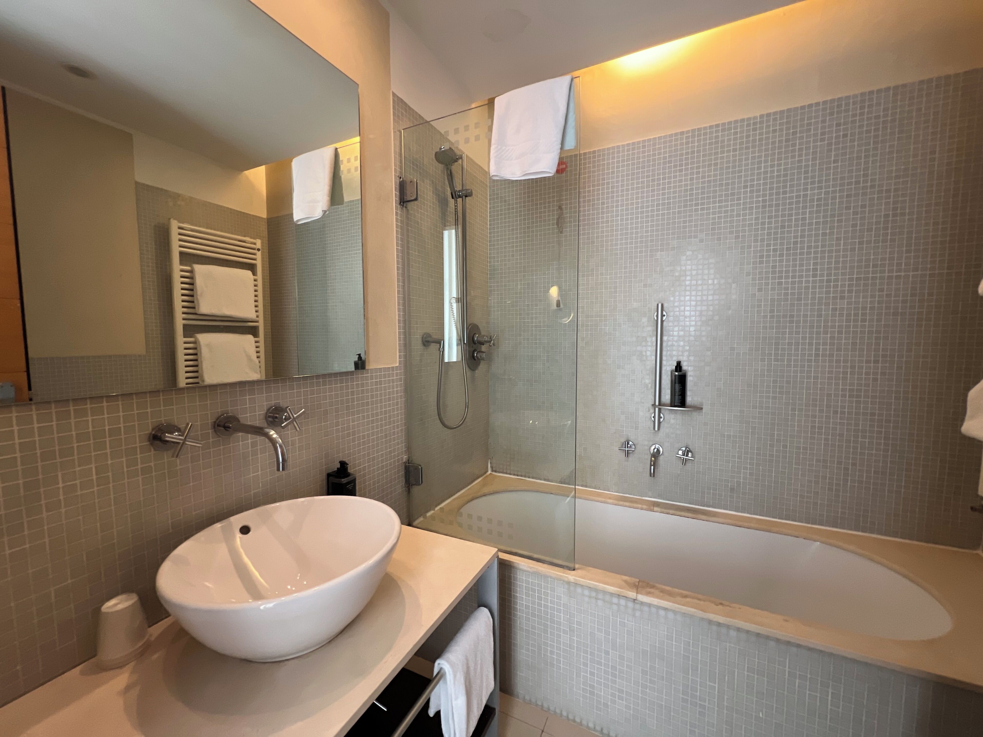 Minibar, caja de seguridad en la habitación y escritorio 